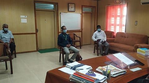 மத்தியக் குழு பிரதிநிதிகளுடன் கலந்துரையாடிய குடிமைப் பொருள் வழங்கல் துறைச் செயலர் உதயகுமார்.