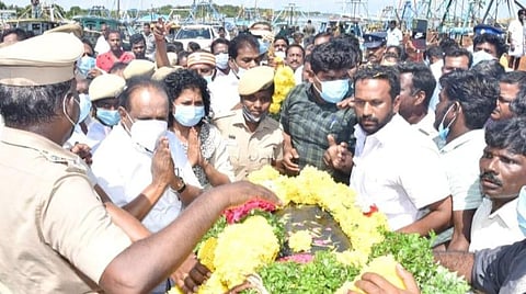மீனவர் உடலுக்கு அமைச்சர் எஸ்.ரகுபதி அஞ்சலி.