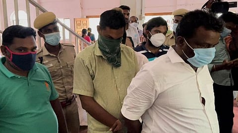 குற்றவாளிகள் 5 பேரும் நீதிமன்றத்தில் ஆஜர்படுத்தப்பட்டனர்.