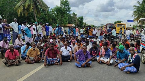 விபத்தில் இறந்தவரின் உடலை எடுக்க எதிர்ப்பு தெரிவித்து மறியலில் ஈடுபட்ட கிராம மக்கள்.