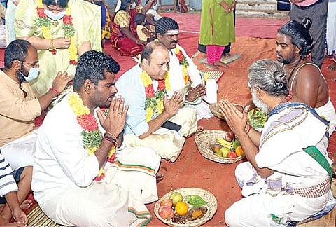 கும்பகோணம் அருகே உள்ள திருநாகேஸ்வரம் நாகநாத சுவாமி கோயி லில் நடைபெறவுள்ள குடமுழுக்கு விழாவையொட்டி, நேற்று நடைபெற்ற 4-ம் கால யாகசாலை பூஜையில் பங்கேற்ற பாஜக மாநிலத் தலைவர் அண்ணாமலை, உபயதாரர் கோவை ராம.சேரலாதன், கோவை கற்பகம் பல்கலைக்கழக ஜோதிடவியல் துறைத் தலைவர் டாக்டர் கே.பி.வித்யாதரன் உள்ளிட்டோர்.