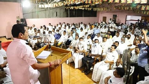 கோவை மாவட்ட திமுக அலுவலகத்தில் நடந்த ஆலோசனைக் கூட்டத்தில் பேசிய கரூர் மாவட்ட திமுக பொறுப்பாளரும், அமைச்சருமான வி.செந்தில்பாலாஜி.