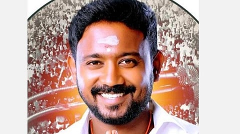 புதுச்சேரியில் வெடிகுண்டு வீசியும், அரிவாளால் வெட்டியும் பிரபல ரவுடி பாம் ரவி உட்பட இருவர் கொலை