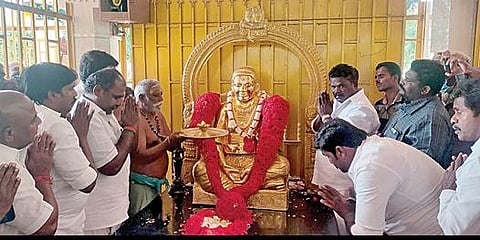 தேவர் சிலைக்கு தங்கக் கவசம் அணிவிக்கப்பட்டதும் மரியாதை செலுத்திய முன்னாள் அமைச்சர் ஆர்.பி.உதயகுமார், அதிமுக மாவட்டச் செயலாளர் எம்.ஏ.முனியசாமி உள்ளிட்டோர்.