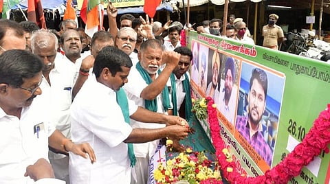 திருச்சியில் விவசாயிகளின் அஸ்திக்கு அஞ்சலி செலுத்திய விவசாய சங்கத்தினர்.