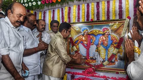 தஞ்சாவூரில் மருது சகோதரர்களின் படத்துக்கு மாலை அணிவித்தார் டிடிவி தினகரன்.