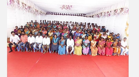 உள்ளாட்சித் தேர்தலில் வெற்றி பெற்ற பிரதிநிதிகளுடன் விஜய்.