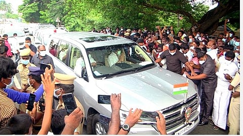 மரக்காணம் அருகே கூனிமேட்டுக்கு வந்த முதல்வர் ஸ்டாலினுக்கு திமுகவினர் உற்சாக வரவேற்பளித்தனர்.