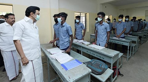 செங்கல்பட்டு அருகே அரசுப் பள்ளியில் முதல்வர் ஸ்டாலின் திடீர் ஆய்வு: சத்துணவுத் தயாரிப்பையும் சரிபார்த்தார்