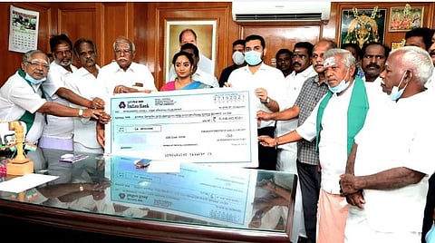 காரைக்காலில் விவசாயிகளுக்குப் பயிர் உற்பத்திக்கான ஊக்கத்தொகையை வங்கிக் கணக்கில் வரவு வைக்கும் நிகழ்ச்சியைத் தொடங்கி வைத்த அமைச்சர் சந்திர பிரியங்கா.