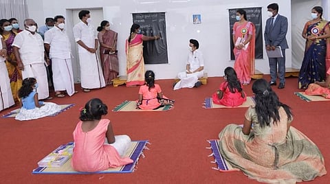 மிகப்பெரும் கல்விப் புரட்சிக்கு அடிக்கல்; பிற மாநிலங்களுக்கு முன்னோடி: இல்லம் தேடிக் கல்வித் திட்டத்தைத் தொடங்கிவைத்து முதல்வர் ஸ்டாலின் பெருமிதம்