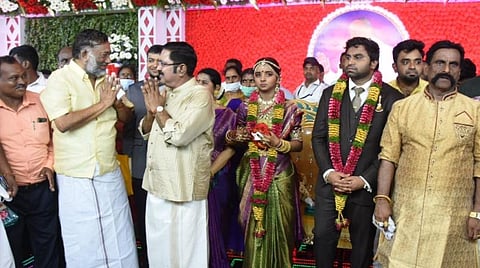 சசிகலா விவகாரம்; டிடிவி தினகரன் - ஓபிஎஸ் தம்பி சந்திப்பால் பரபரப்பு