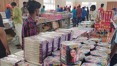 கோவை காந்தி மாநகர் பகுதியில் தடையை மீறி திருமண மண்டபத்தில் அமைக்கப்பட்டுள்ள பட்டாசுக் கடை.