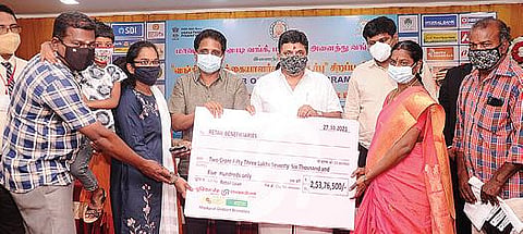 மதுரையில் நடந்த வங்கி - வாடிக்கையாளர் சந்திப்பு சிறப்பு நிகழ்ச்சியில் கடனுதவிக்கான காசோலையை வழங்கிய அமைச்சர் பழனிவேல் தியாகராஜன். படம்: எஸ்.கிருஷ்ணமூர்த்தி