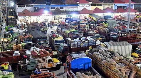 தீபாவளி பண்டிகையை முன்னிட்டு கோயம்பேடு காய்கறி சந்தைக்கு பகலில் சரக்கு வாகனங்கள் வர தடை