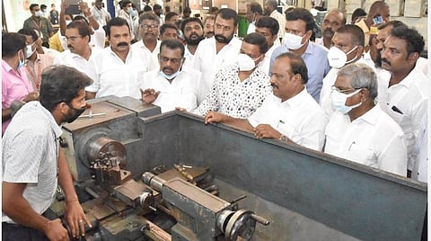 நாகர்கோவில் கோணம் அரசு தொழிற்பயிற்சி நிலையத்தில் இன்று அமைச்சர் சி.வி.கணேசன் ஆய்வு மேற்கொண்டார்.