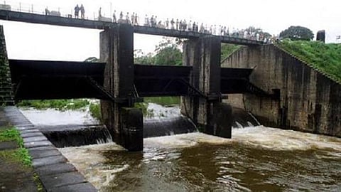 முல்லைப் பெரியாறு அணையில் இருந்து கேரளாவுக்கு உபரி நீர் வெளியேற்றம்