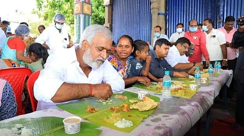 நரிக்குறவப் பெண்ணுடன் கோயில் அன்னதான உணவை உண்ட அமைச்சர் சேகர் பாபு