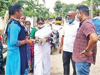 விக்கிரவாண்டி அடுத்த தொரவி கிராமத்தில் திருநங்கை மது கண்டெடுத்த குழந்தை விபரம் குறித்து வட்டார மருத்துவ அலுவலர் வினோத் விசாரணை செய்தார்.