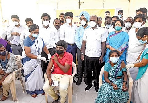 தமிழகம் முழுவதும் மெகா தடுப்பூசி முகாம் நேற்று நடைபெற்றது. சென்னை அடையாறு பகுதியில் நடந்த தடுப்பூசி முகாமை சுகாதாரத் துறை அமைச்சர் மா.சுப்பிரமணியன் பார்வையிட்டார். உடன் மாநகராட்சி ஆணையர் ககன்தீப் சிங் பேடி, சுகாதாரத் துறை செயலர் ஜெ.ராதாகிருஷ்ணன், தமிழச்சி தங்கபாண்டியன் எம்பி. உள்ளிட்டோர்.படம்: பு.க.பிரவீன்.