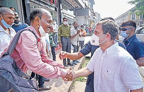 காங்கிரஸ் மூத்த தலைவரும், வயநாடு தொகுதி எம்.பி.யுமான ராகுல் காந்தி நேற்று கோவா மாநிலம் பனாஜிக்கு வருகை தந்தார். அப்போது அவருடன் பொதுமக்கள் கைகுலுக்கி மகிழ்ந்தனர். படம்: பிடிஐ