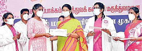 உலக மார்பக புற்றுநோய் மாதத்தை முன்னிட்டு, சென்னை கீழ்ப்பாக்கம் அரசு மருத்துவக் கல்லூரியில் நேற்று நடைபெற்ற நிகழ்ச்சியில் கனிமொழி எம்.பி. பங்கேற்று பரிசோதனை முகாமில் பணியாற்றிய மருத்துவர்கள், செவிலியர்களுக்கு பாராட்டு சான்றிதழ்களை வழங்கினார்.