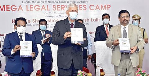 கன்னியாகுமரியில் நடைபெற்ற நிகழ்ச்சியில் சட்ட சேவை புத்தகத்தை உச்ச நீதிமன்ற நீதிபதி உதித் உமேஷ் லலித் வெளியிட்டார். உடன் சென்னை உயர் நீதிமன்ற நீதிபதிகள் துரைசாமி, ராஜா, முதன்மை மாவட்ட நீதிபதி அருள்முருகன், ஆட்சியர் மா.அரவிந்த், மாநில சட்ட சேவைகள் ஆணைய உறுப்பினர் செயலாளர் ராஜசேகர், எஸ்.பி. பத்ரிநாராயணன் உள்ளனர்.
