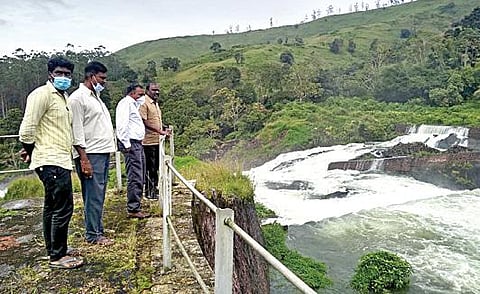 முல்லை பெரியாறு அணையில் இருந்து கேரள பகுதிக்கு தண்ணீர் செல்லும் மதகு பகுதியை ஆய்வு செய்யும் மதுரை மண்டல தலைமைப் பொறியாளர் ம.கிருஷ்ணன்.