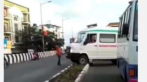 நோயாளியைக் காப்பாற்ற தடுப்புச் சுவரில் ஆம்புலன்ஸை ஏற்றி சாமர்த்தியமாக இயக்கிய ஓட்டுநர்: வைரலாகும் வீடியோ