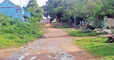 பனங்குடி கிராமத்தில் உள்ள நடுவளவு தெருவில் பேவர் பிளாக் பதிக்கப்படாமல் உள்ள சாலை.