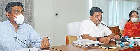 பொது நிதி மேலாண்மை சிறப்புக் குழுவின் செயல்பாடு குறித்து சென்னை தலைமைச் செயலகத்தில், நிதி, மனிதவள மேலாண்மைத் துறை அமைச்சர் பழனிவேல் தியாகராஜன் நேற்று விளக்கம் அளித்தார். உடன் நிதித்துறை செயலாளர் எஸ்.கிருஷ்ணன் உள்ளிட்டோர். படம்: க.பரத்