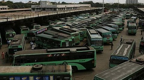தீபாவளியை முன்னிட்டு சிறப்பு பேருந்துகள் இயக்கம்: மழையால் பயணிகள் கூட்டம் குறைவு