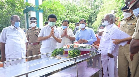 மரம் சாய்ந்து உயிரிழந்த காவலர் கவிதா உடலுக்கு அஞ்சலி செலுத்திய முதல்வர் ஸ்டாலின்.