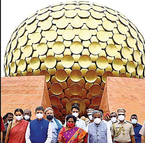‘ஆரோவில்லின் ஆன்மா’ எனப்படும் மாத்ரி மந்திர் பகுதியைப் பார்வையிட்டதமிழக ஆளுநர் ரவி மற்றும் தெலங்கானா மற்றும் புதுச்சேரிக்கான ஆளுநர் தமிழிசை சவுந்தரராஜன்.