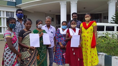 திருப்பூர் ஆட்சியரிடம் மனு அளிக்க வந்த திருமூர்த்திமலை செட்டில்மென்ட் பகுதி மலைவாழ் மக்கள்.