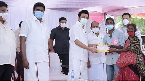 நரிக்குறவர் மக்களுக்கு நலத்திட்ட உதவிகளை வழங்கிய முதல்வர் மு.க.ஸ்டாலின், அருகில் அமைச்சர் தா.மோ.அன்பரசன் மற்றும் அரசு உயர் அலுவலர்கள்.