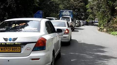 கொடைக்கானலில் தீபாவளி தொடர் விடுமுறையை முன்னிட்டு சுற்றுலாப் பயணிகள் குவிந்ததால், மலைச்சாலையில் நீண்ட வரிசையில் காத்திருந்த வாகனங்கள்.