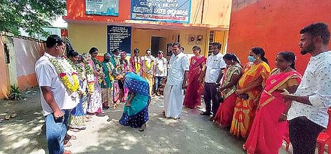 ஆம்பூர் அடுத்த வடபுதுப்பட்டு ஊராட்சி மன்ற அலுவலக வளாகத்தில் தூய்மை பணியாளர்களுக்கு பாத பூஜை செய்து மாலை அணிவித்து மரியாதை செலுத்திய ஊராட்சி மன்ற தலைவர் ஜெயலட்சுமி.