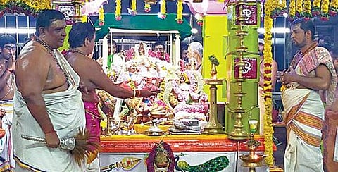 திருச்செந்தூர் செந்திலாண்டவர் கோயிலில் பிரசித்தி பெற்ற கந்த சஷ்டி திருவிழா யாகசாலை பூஜையுடன் தொடங்கியது.