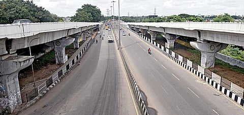 தீபாவளி தொடர் விடுமுறை காரணமாக, சென்னையில் வசிக்கும் பலரும் தங்கள் சொந்த ஊருக்கு சென்றுள்ளனர். இதனால், எப்போதும் வாகனங்கள் நிறைந்து பரபரபரப்பாக காணப்படும் சென்னை பாடி மேம்பாலப் பகுதி, வாகனப் போக்குவரத்து இல்லாமல் வெறிச்சோடி காணப்பட்டது. படம்: ம.பிரபு