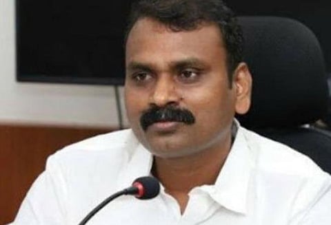 2ஆம் தவணை தடுப்பூசிக்குக் காலதாமதம் வேண்டாம்: வீடு வீடாகச் சென்று எல்.முருகன் அறிவுறுத்தல்