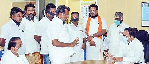 சிவகங்கை மாவட்ட ஆட்சியர் அலுவலகத்தில் நடந்த கூட்டத்தில் பாஜகவினர் வாயில் கருப்புத்துணி கட்டி வந்து ஆட்சியர் பி.மதுசூதன்ரெட்டியிடம் பேசினர்.