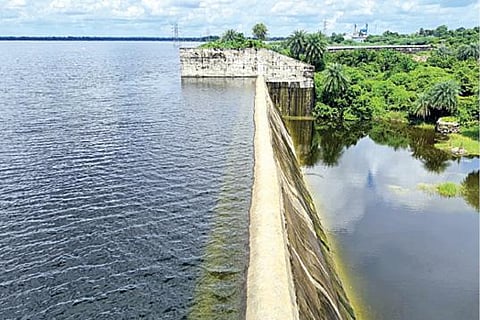 தொடர் மழை காரணமாக நிரம்பும் நிலையில் உள்ள மதுராந்தகம் ஏரி.
