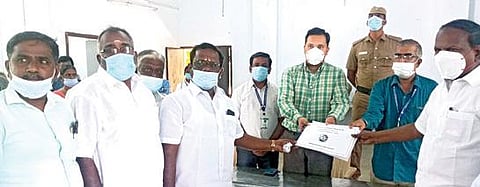 செங்கை மாவட்ட நகர்ப்புற உள்ளாட்சித் தேர்தல் தொடர்பாக வாக்குச் சாவடி பட்டியலை ஆட்சியர் ஆ.ர. ராகுல் நாத் வெளியிட அங்கீகரிக்கப்பட்ட அரசியல் கட்சியினர் பெற்று கொண்டனர்.