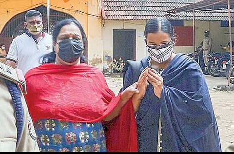 தங்கக் கடத்தல் வழக்கில் ஜாமீன் வழங்கப்பட்ட ஸ்வப்னா சுரேஷ், நேற்று விடுவிக்கப்பட்டார். கேரளாவின் திருவனந்தபுரம் மகளிர் சிறையிலிருந்து அவரது தாயார் பிரபா சுரேஷ் அவரை அழைத்து வந்தார். படம்: பிடிஐ