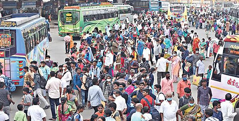 தீபாவளி தொடர் விடுமுறை முடிந்த நிலையில், பொதுமக்கள் பலர் தங்கள் சொந்த ஊரில் இருந்து தாங்கள் பணிபுரியும் ஊர்களுக்கு புறப்பட்டனர். இதனால், சேலம் புதிய பேருந்து நிலையத்தில் நேற்று பயணிகள் கூட்டம் அலைமோதியது. படம்: எஸ்.குரு பிரசாத்