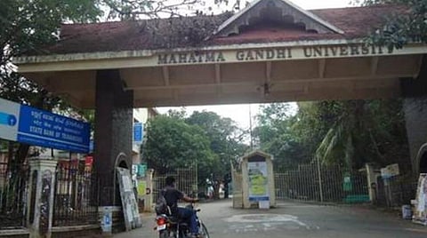மாணவியை இழிவாக நடத்திய கேரள பேராசிரியர் பணி நீக்கம்
