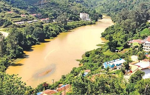 நீலகிரியில் தொடர் மழையால் நிரம்பிய அணைகள்; குந்தா மின்நிலையத்தில் ராட்சத குழாயில் சகதி அடைப்பு: 415 மெகாவாட் மின் உற்பத்தி பாதிக்கப்பட்டதாக அதிகாரிகள் தகவல்