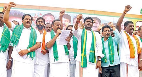 தேனியில் நடைபெற்ற பெரியாறு அணை உரிமை மீட்பு ஆர்ப்பாட்டத்தில் பங்கேற்ற பாஜக மாநிலத் தலைவர் அண்ணாமலை.