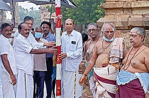 தஞ்சாவூர் பெரிய கோயிலில் மாமன்னன் ராஜராஜ சோழனின் சதய விழாவையொட்டி பந்தல்கால் நடும் நிகழ்ச்சி நேற்று நடைபெற்றது.
